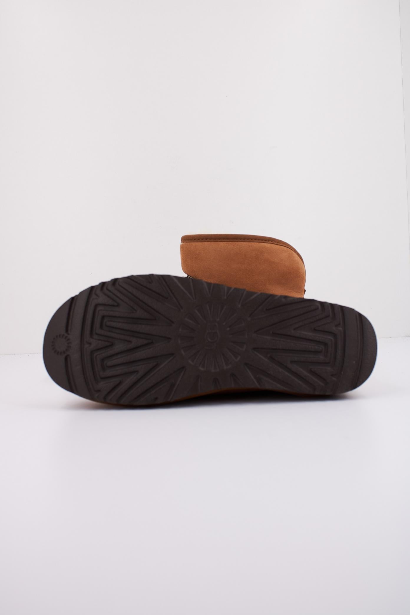 UGG CLASSIC MINI CRESCENT en color MARRON  (5)