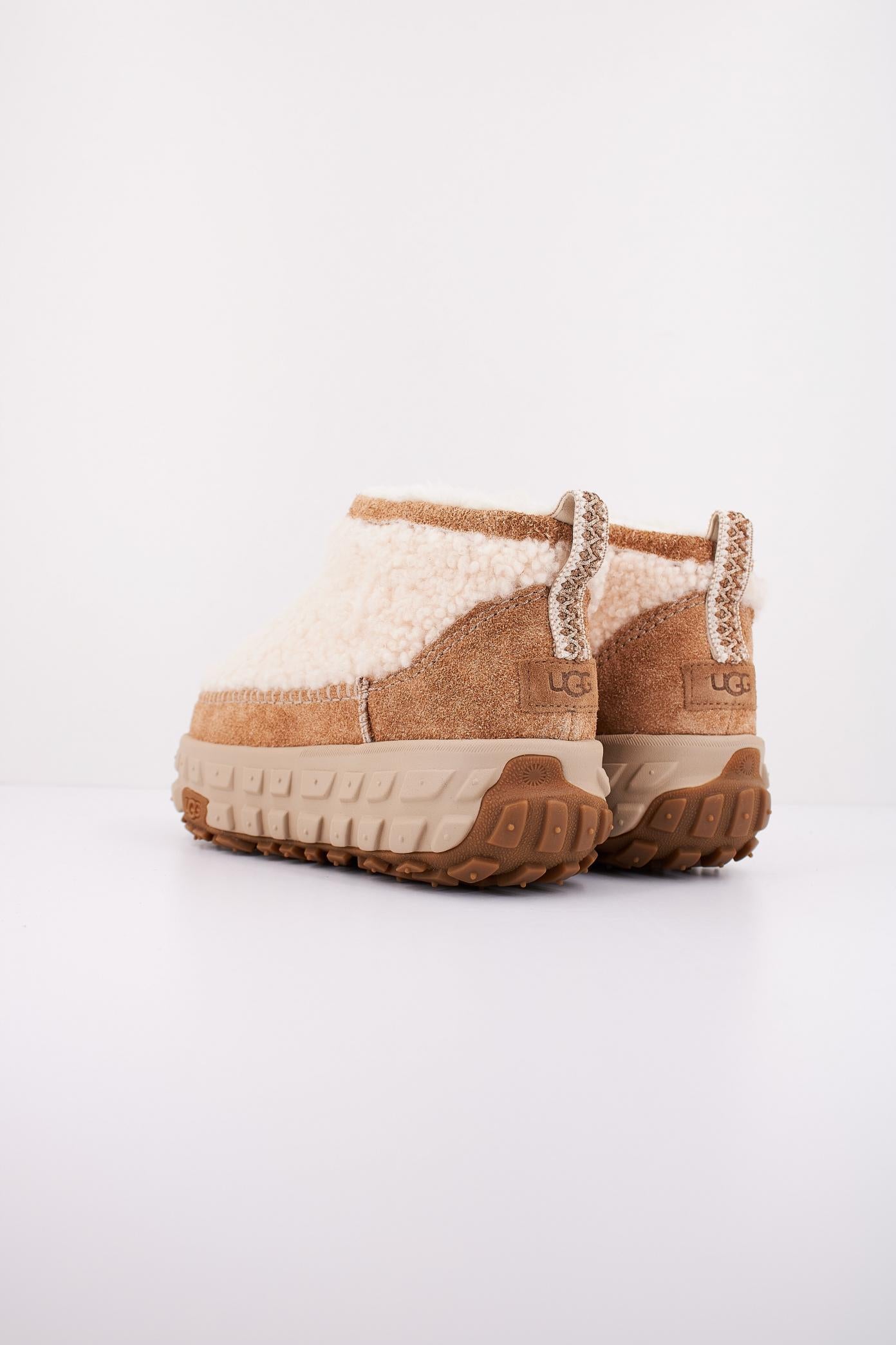 UGG W VENTURE DAZE ULTRA MINI COZY en color BEIS  (4)