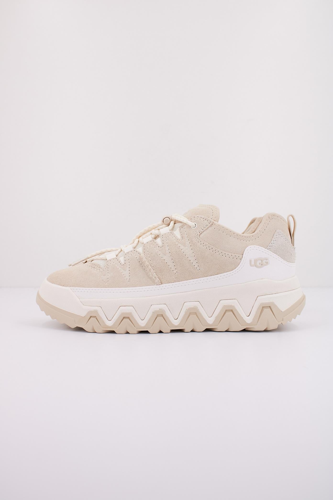 UGG W CAPTRAIL LOW en color BEIS  (1)