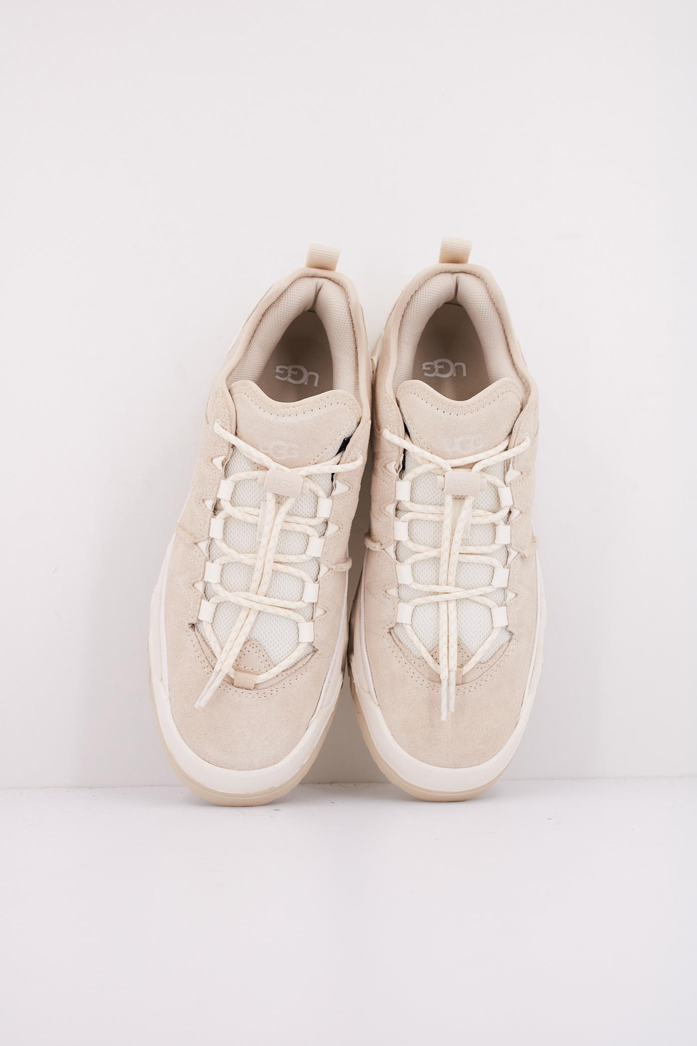 UGG W CAPTRAIL LOW en color BEIS  (3)