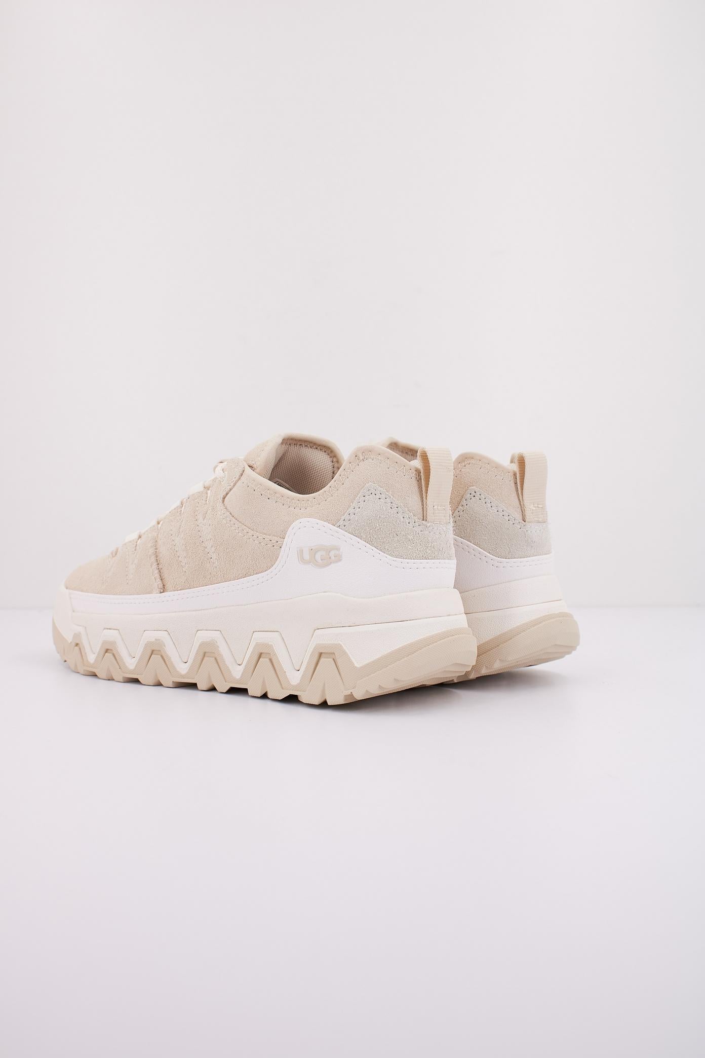 UGG W CAPTRAIL LOW en color BEIS  (4)