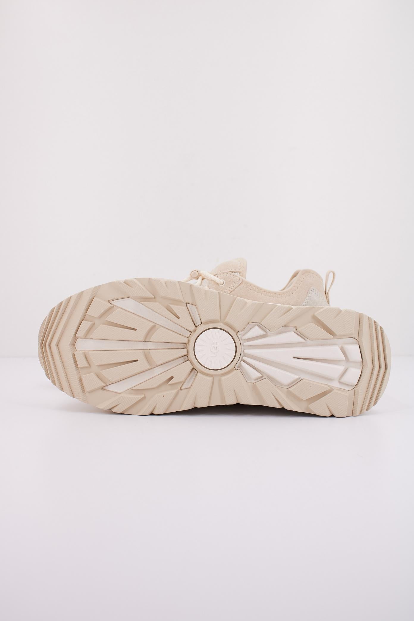 UGG W CAPTRAIL LOW en color BEIS  (5)