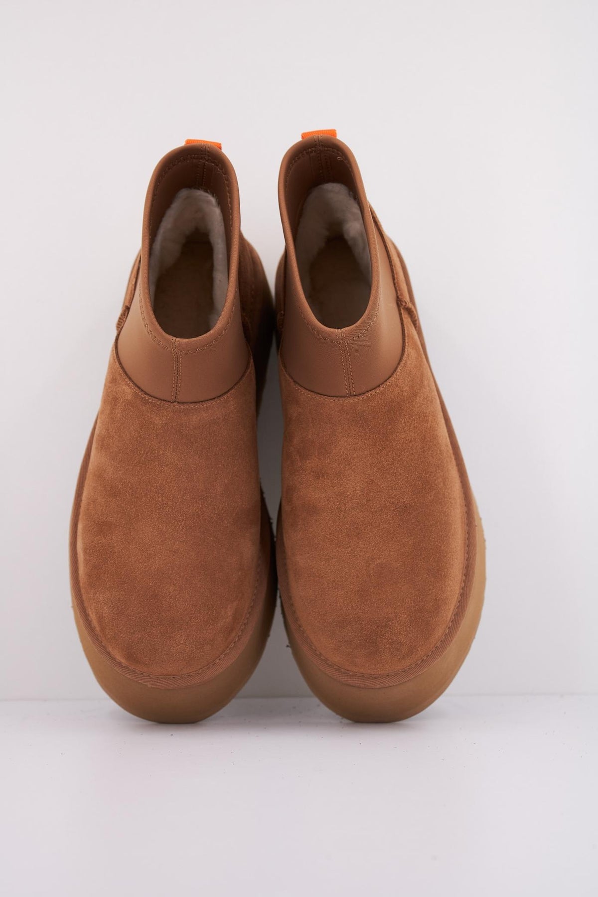 UGG CLASSIC MINI DIPPER en color MARRON  (3)