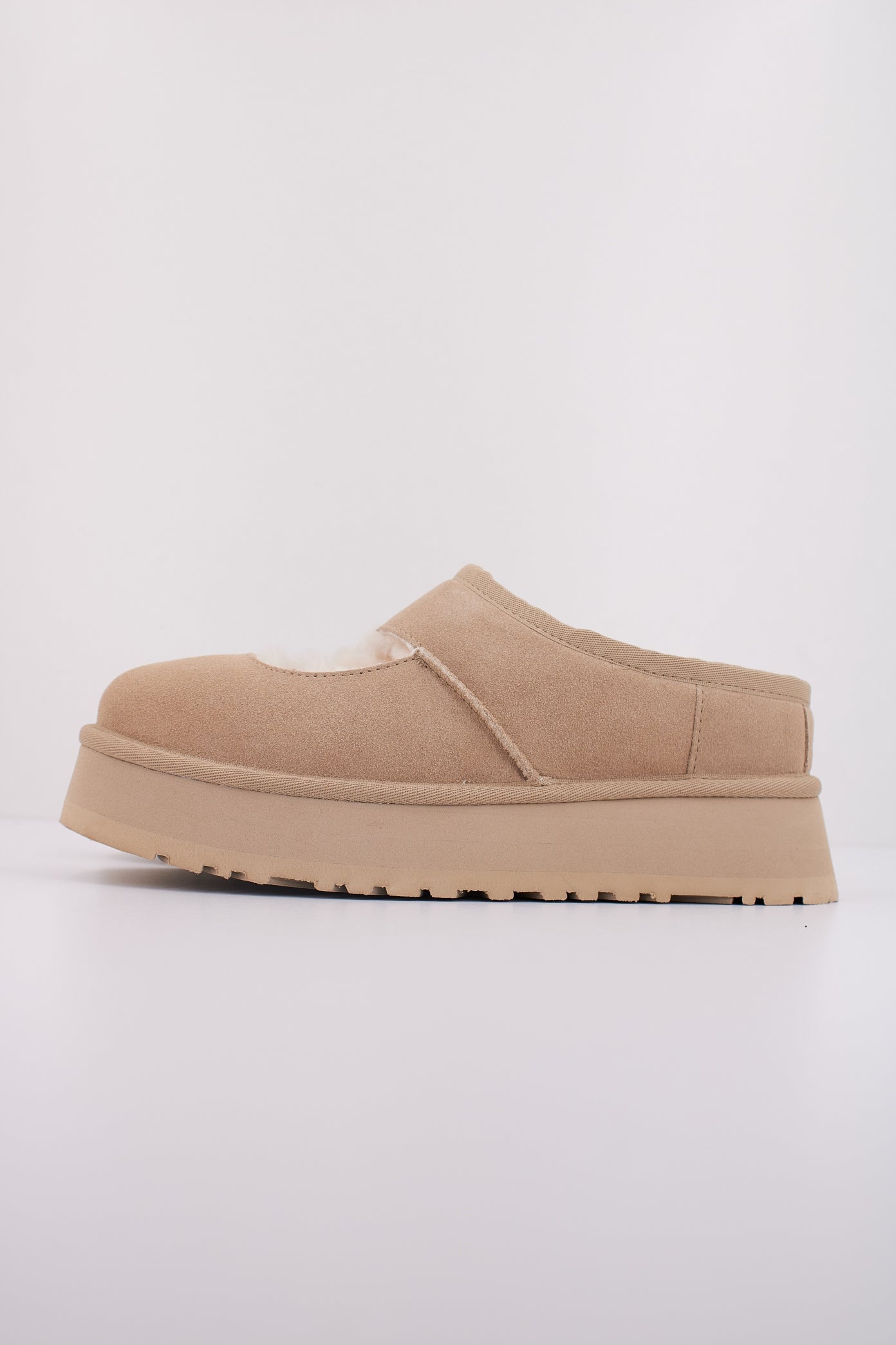 UGG W BEA MARY JANE en color MARRON CLARO  (1)