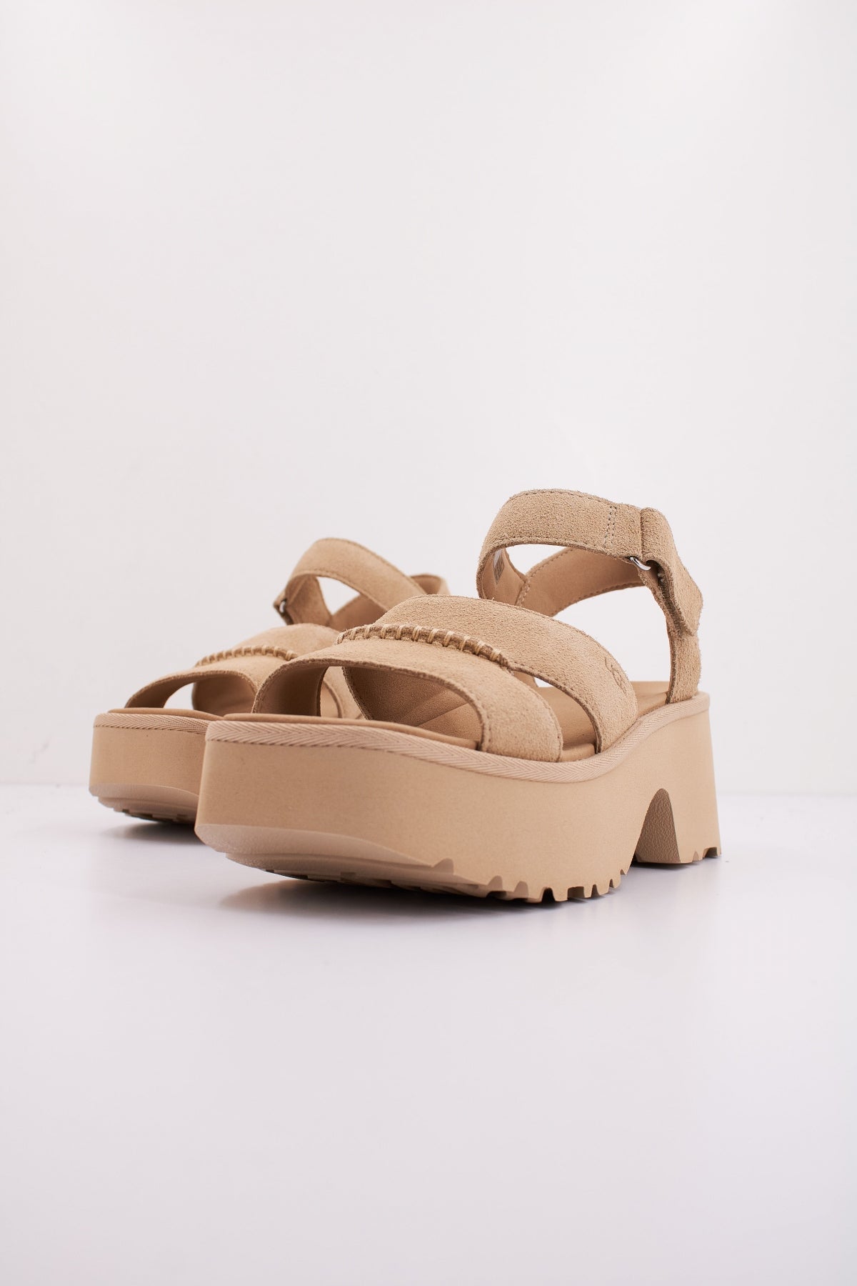 UGG W NEW HEIGHTS ANKLE STRAP en color MARRON CLARO  (2)