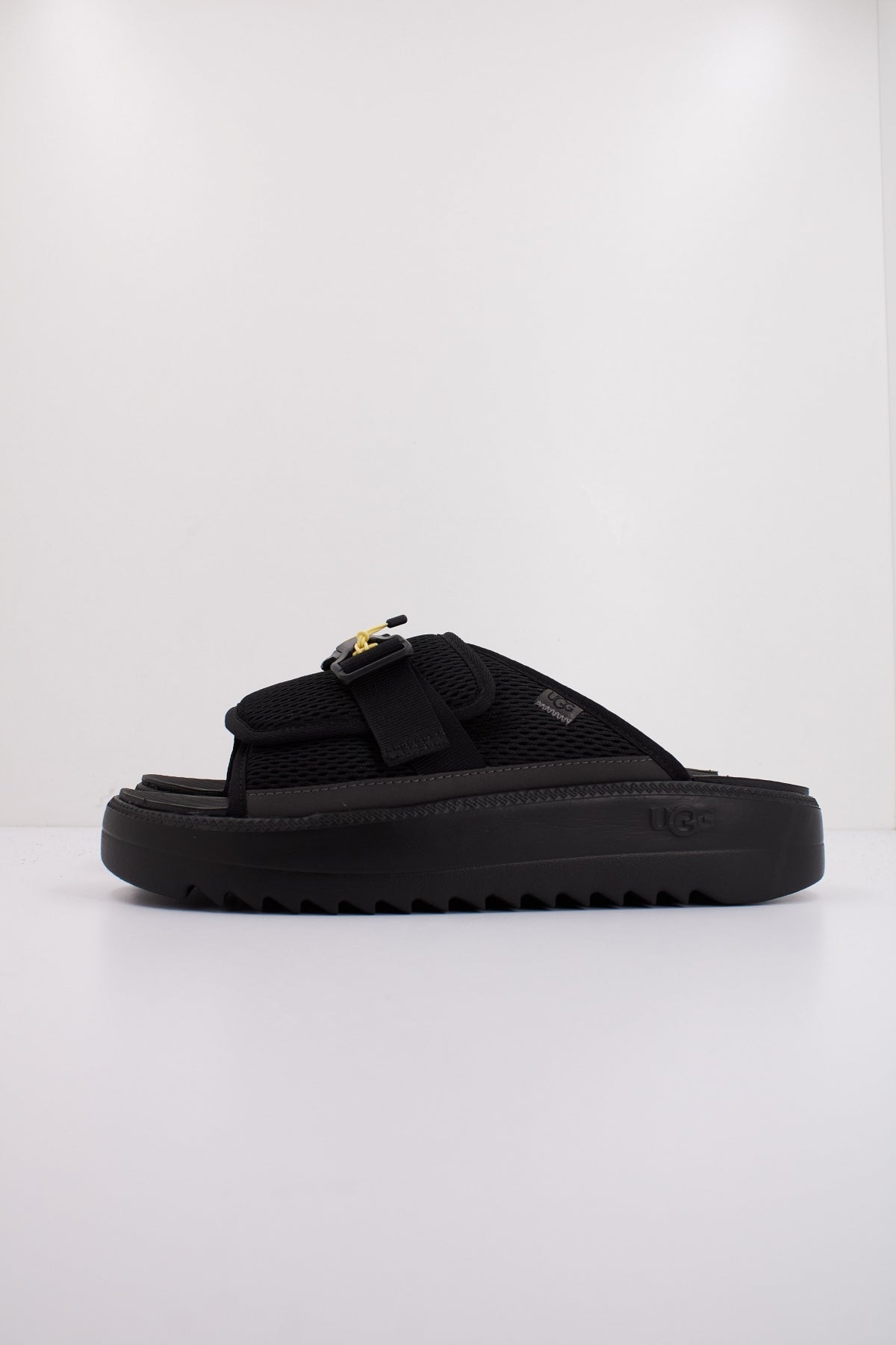 UGG M MAXXER SLIDE en color NEGRO  (1)