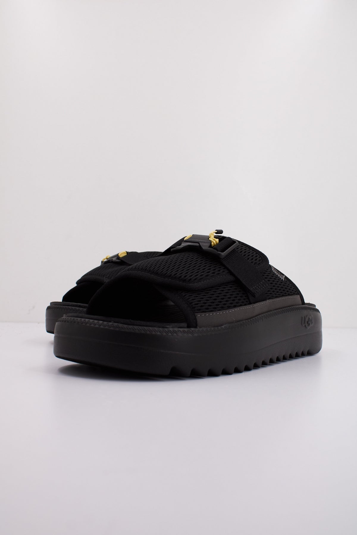 UGG M MAXXER SLIDE en color NEGRO  (2)