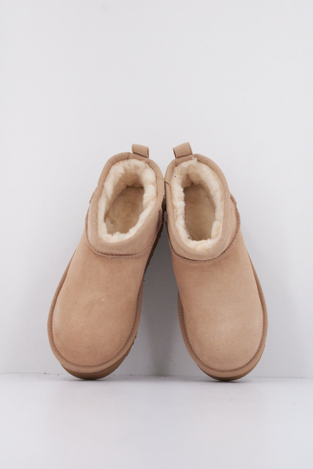 UGG K CLASSIC ULTRA MINI PLATF en color BEIS  (3)