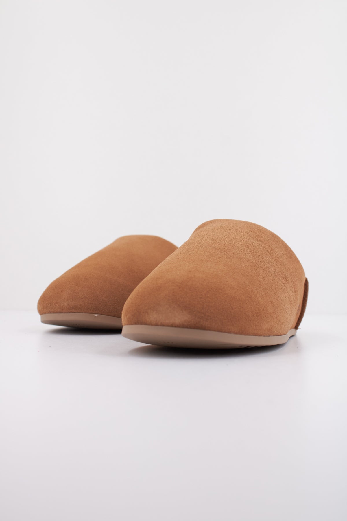 UGG W ELEA SLIP-ON en color MARRON  (2)