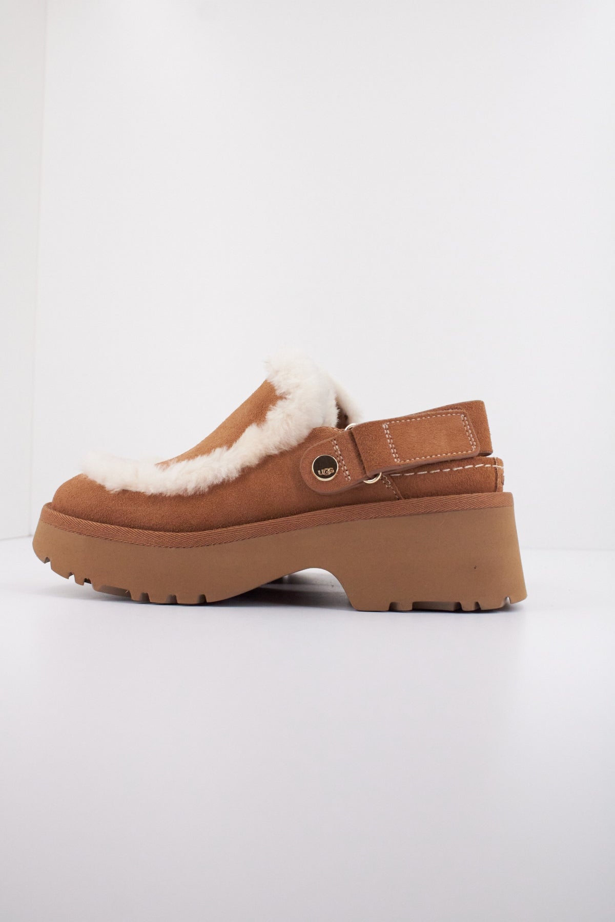 UGG W NEW HEIGHTS ESMEE CLOG en color MARRON  (1)