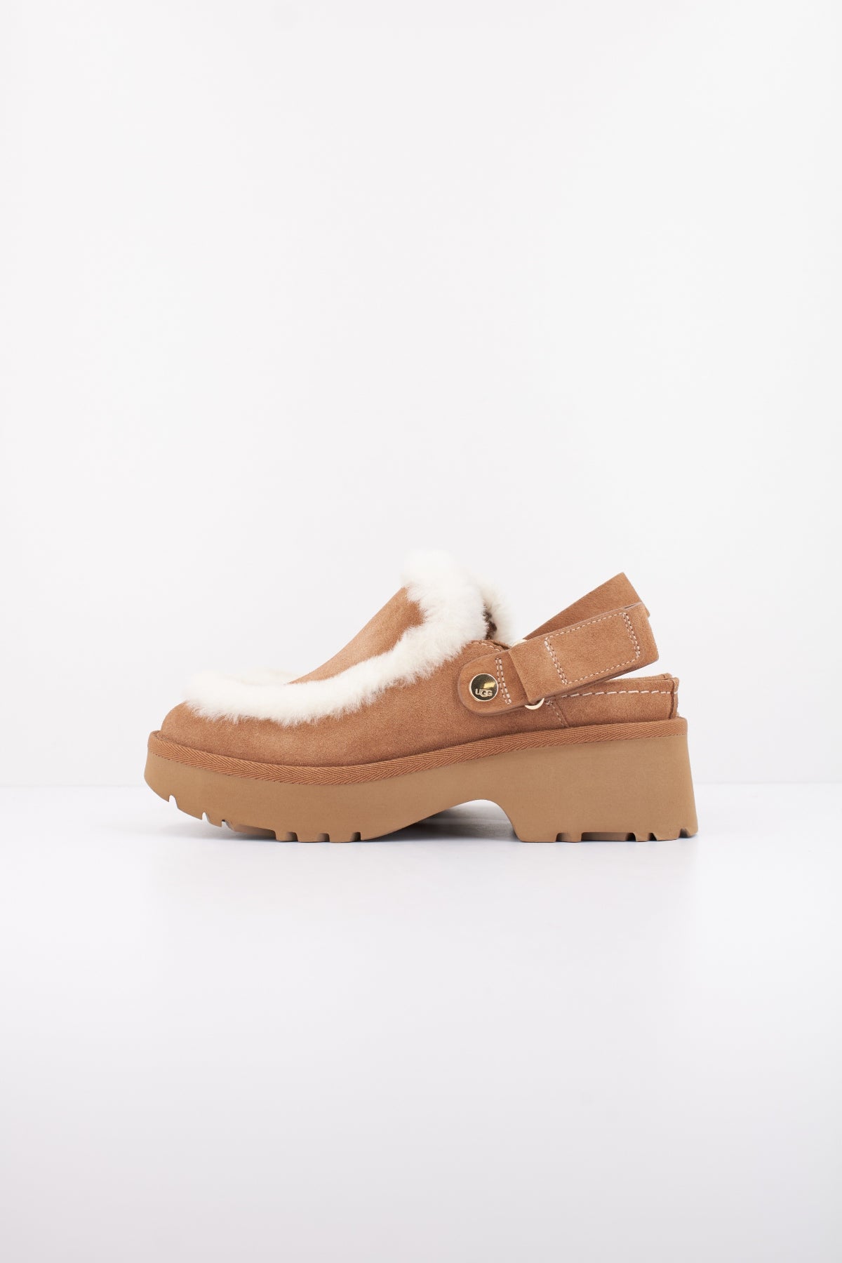 UGG W NEW HEIGHTS ESMEE CLOG en color MARRON  (1)