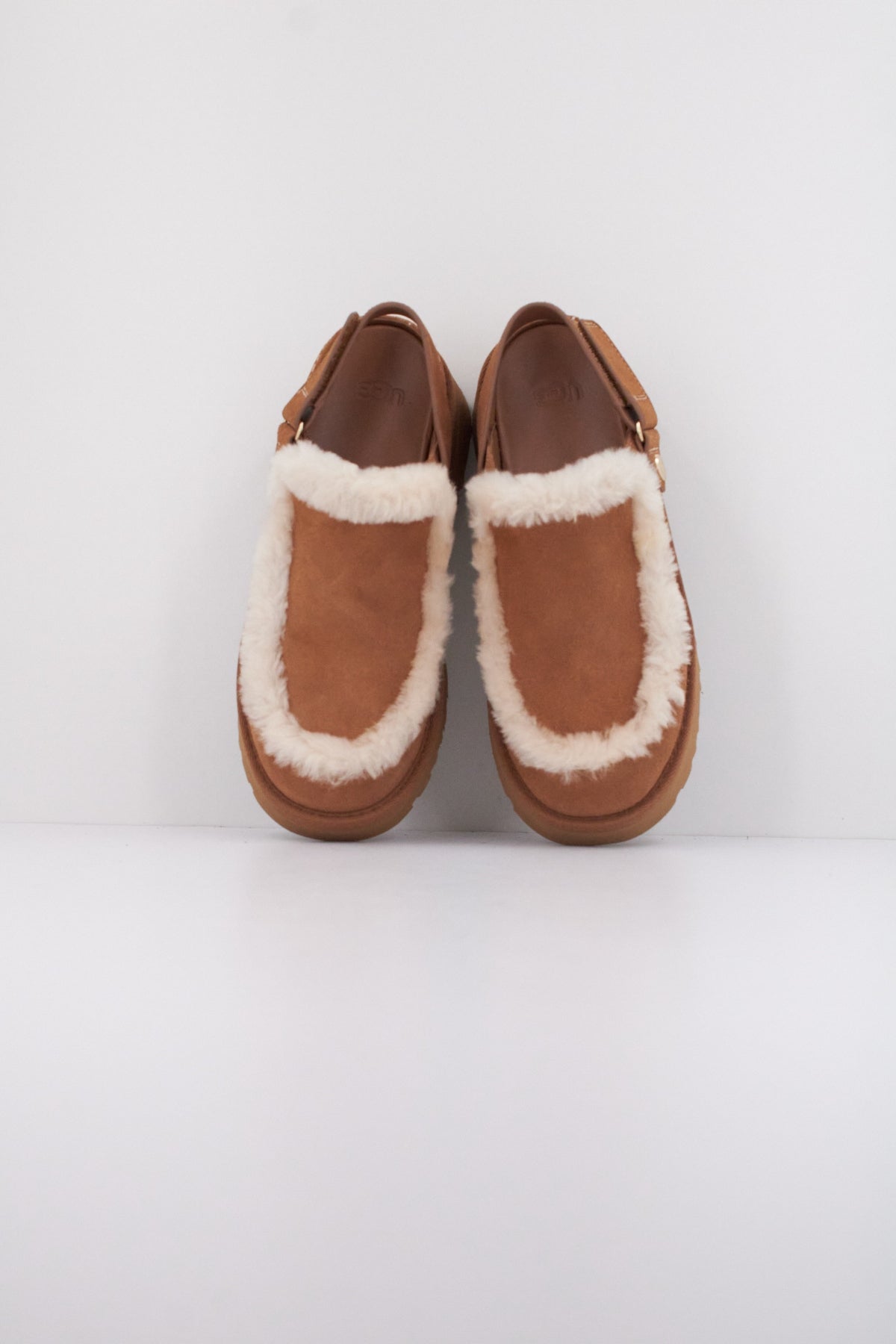 UGG W NEW HEIGHTS ESMEE CLOG en color MARRON  (3)