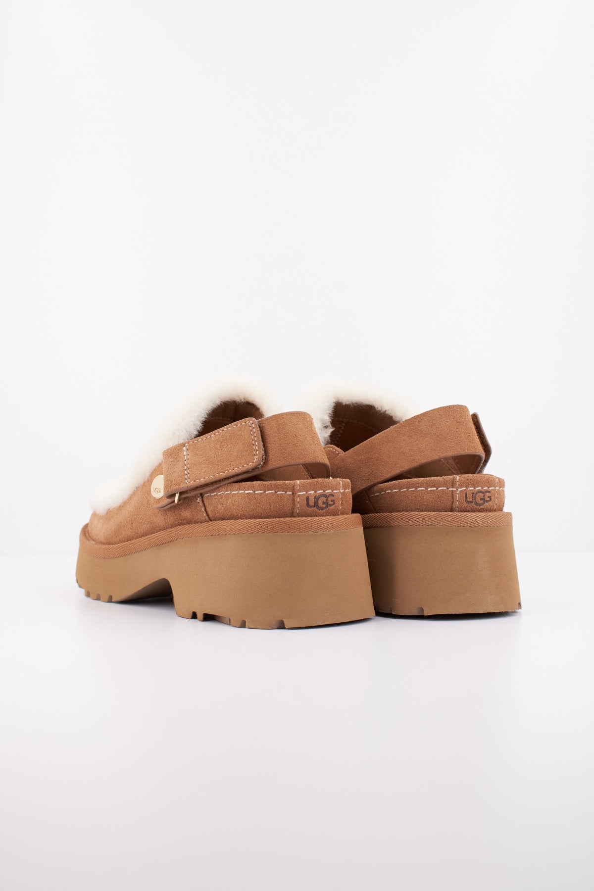 UGG W NEW HEIGHTS ESMEE CLOG en color MARRON  (3)