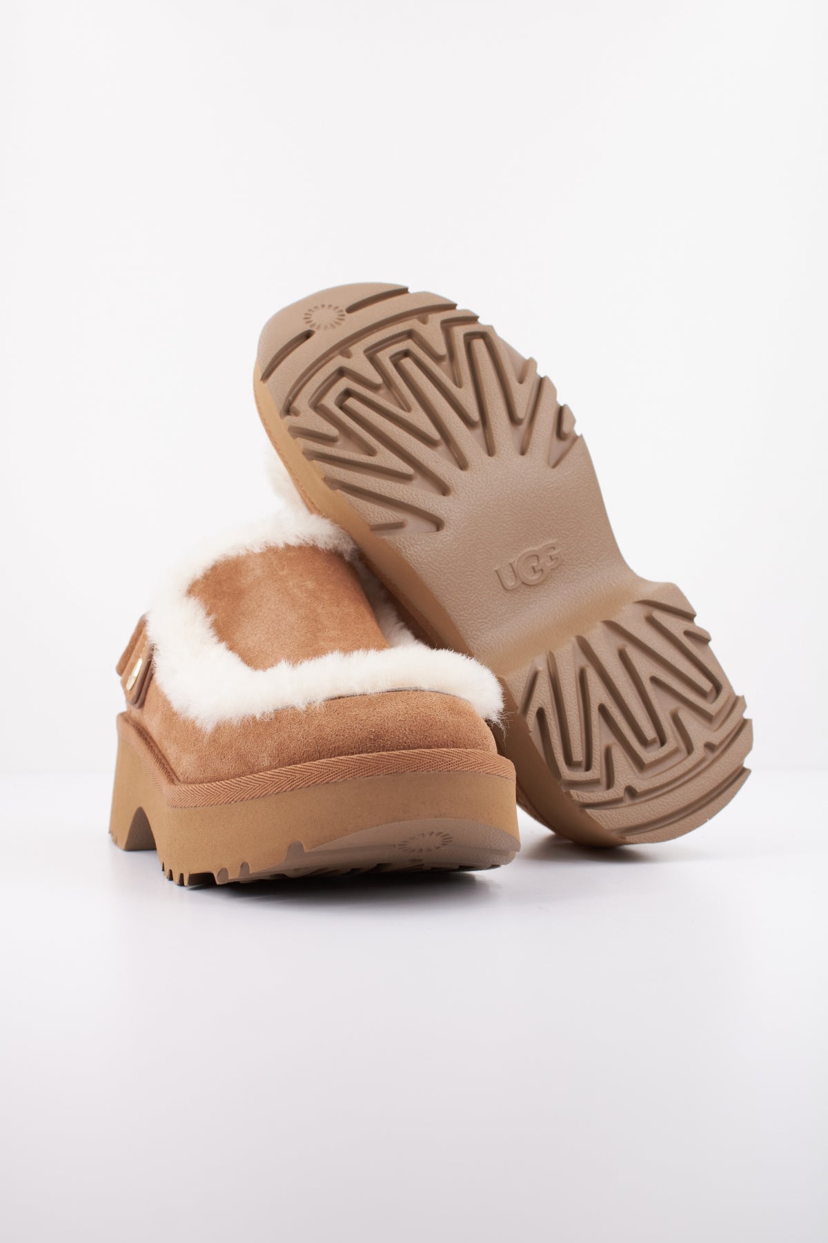 UGG W NEW HEIGHTS ESMEE CLOG en color MARRON  (4)