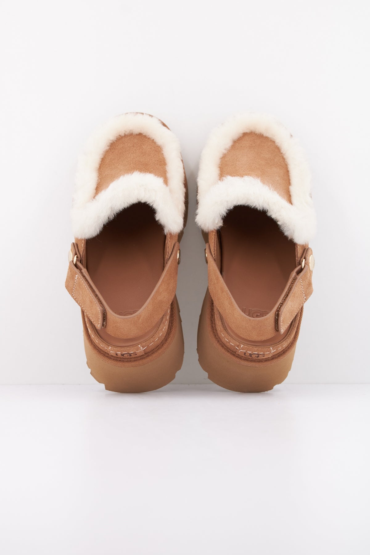 UGG W NEW HEIGHTS ESMEE CLOG en color MARRON  (5)