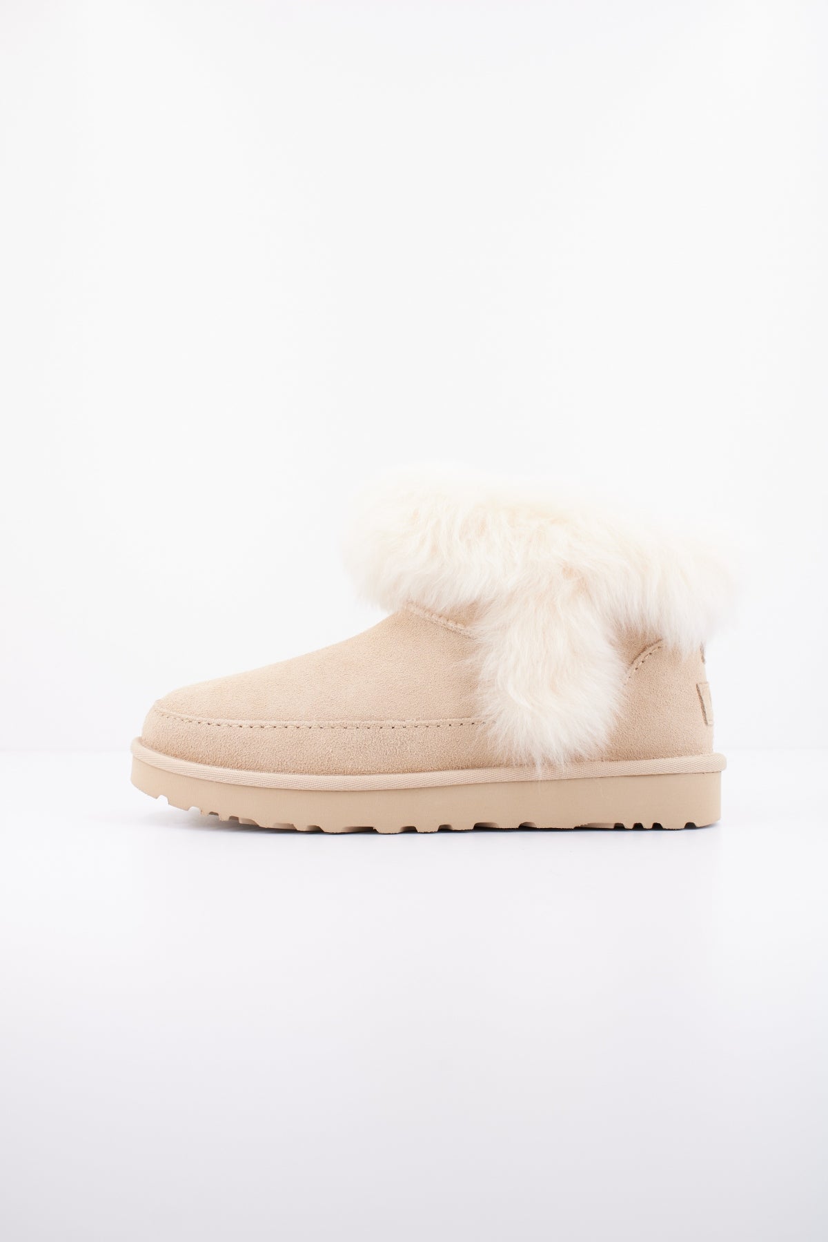 UGG W CLASSIC ULTRA MINI CHALE en color BEIS  (1)