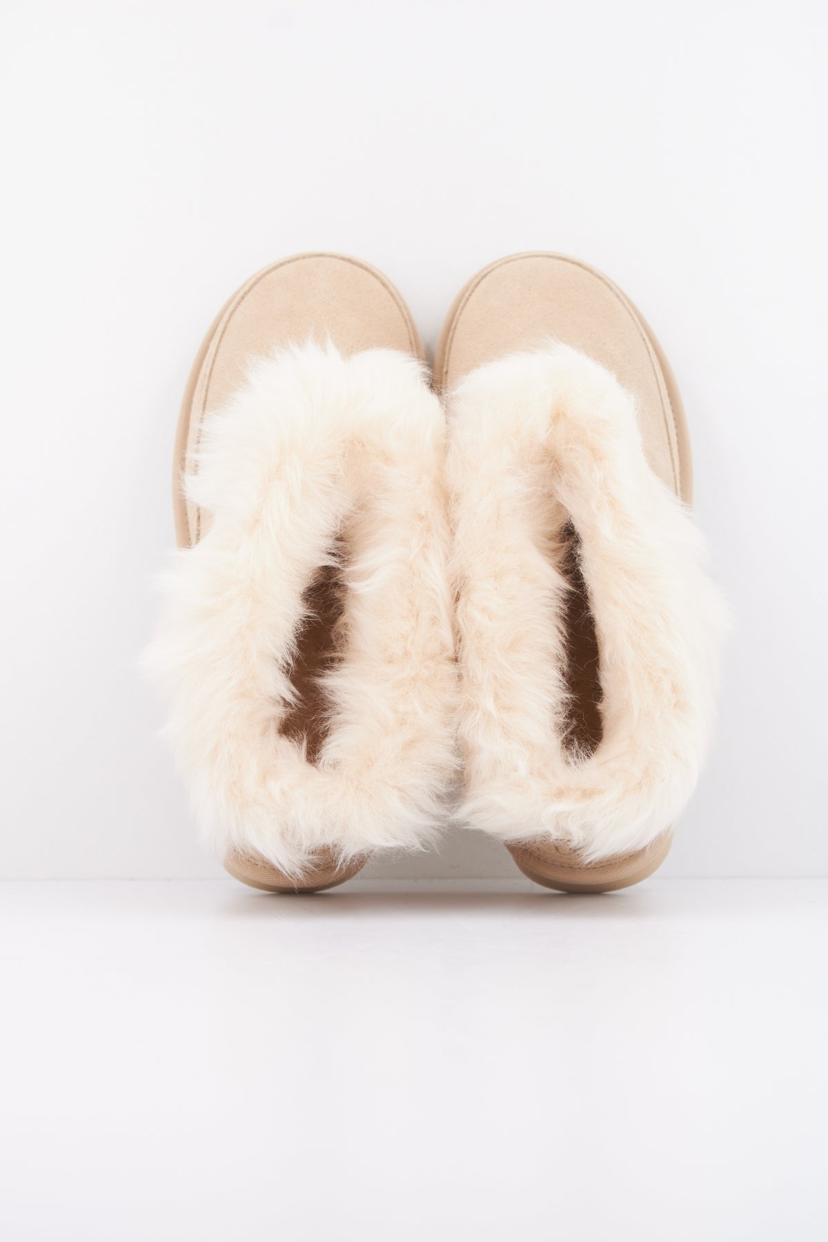 UGG W CLASSIC ULTRA MINI CHALE en color BEIS  (3)