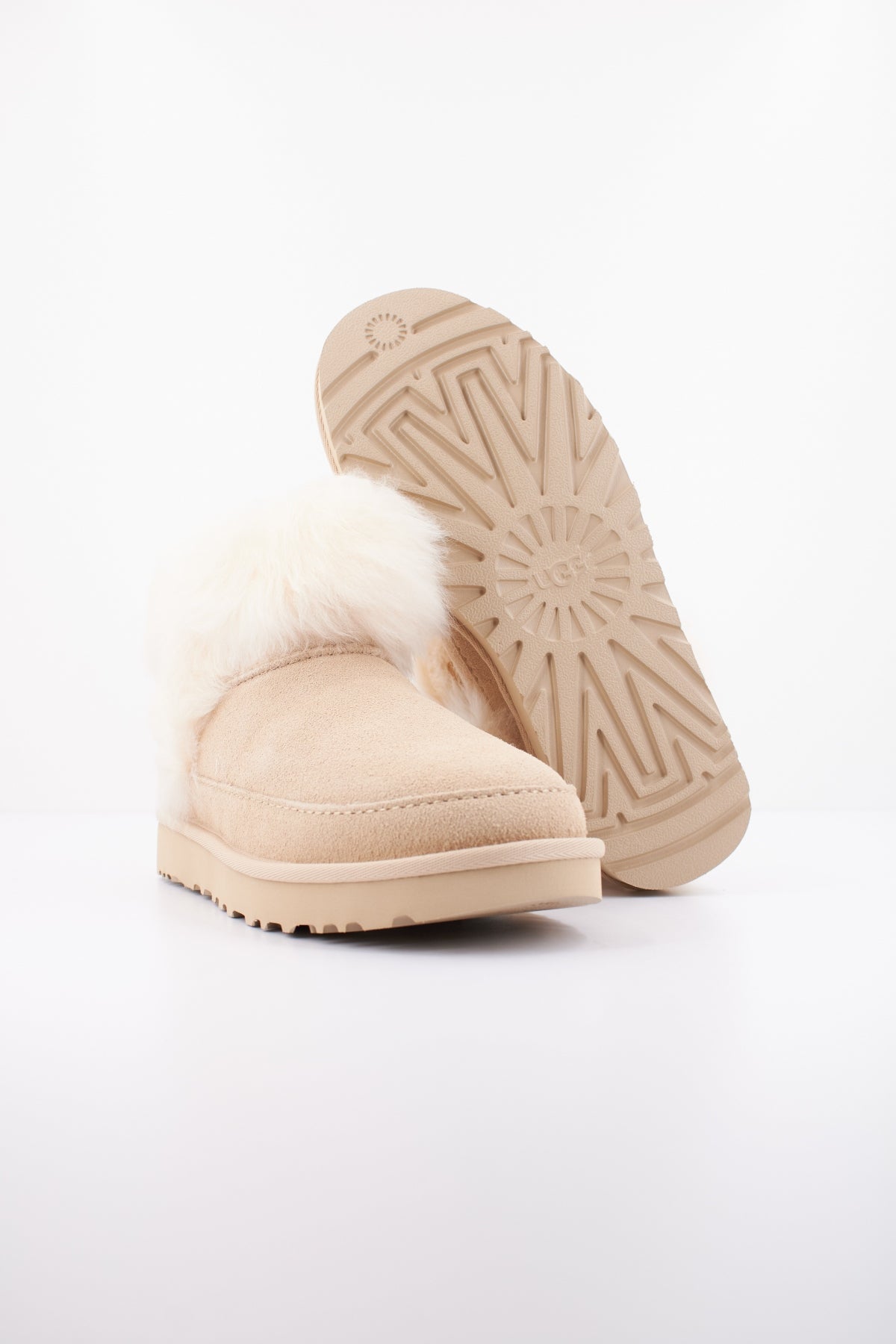 UGG W CLASSIC ULTRA MINI CHALE en color BEIS  (4)