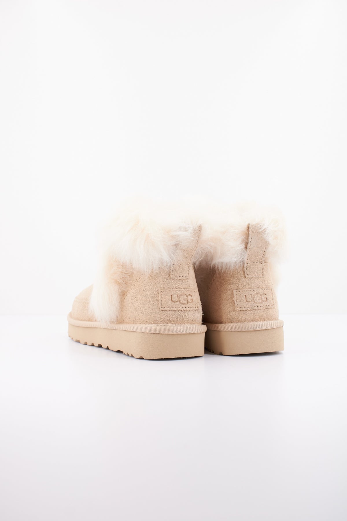 UGG W CLASSIC ULTRA MINI CHALE en color BEIS  (5)