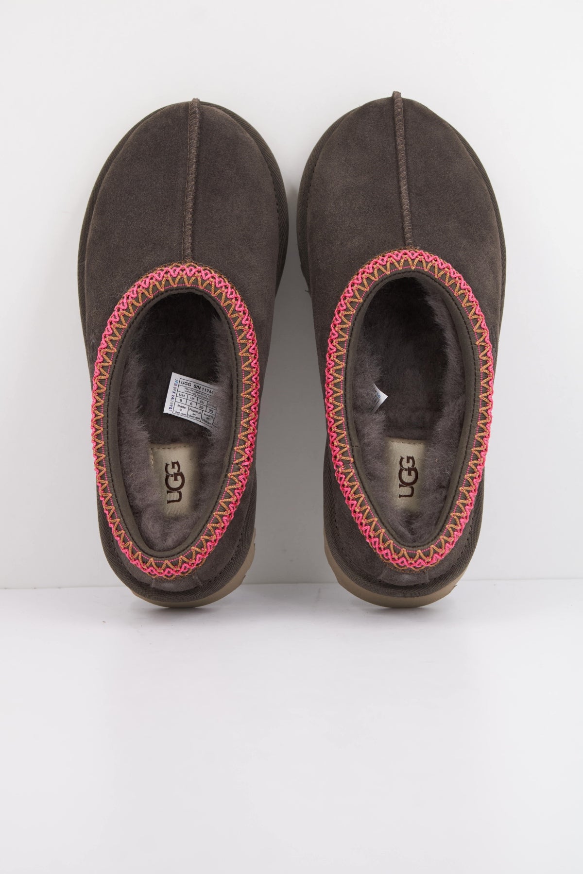 UGG U W TASMAN II en color GRIS  (3)