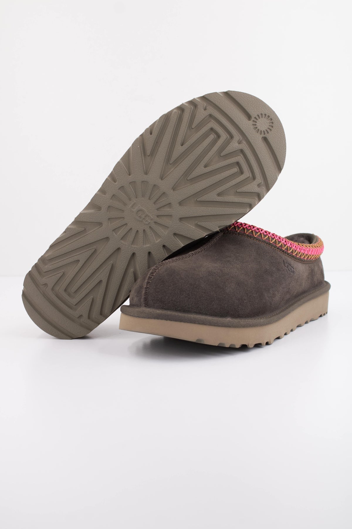 UGG U W TASMAN II en color GRIS  (5)