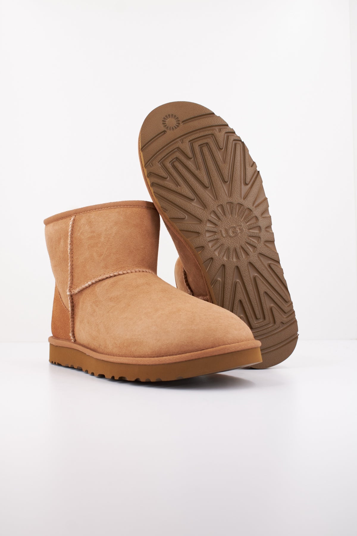 UGG M CLASSIC MINI en color MARRON  (4)