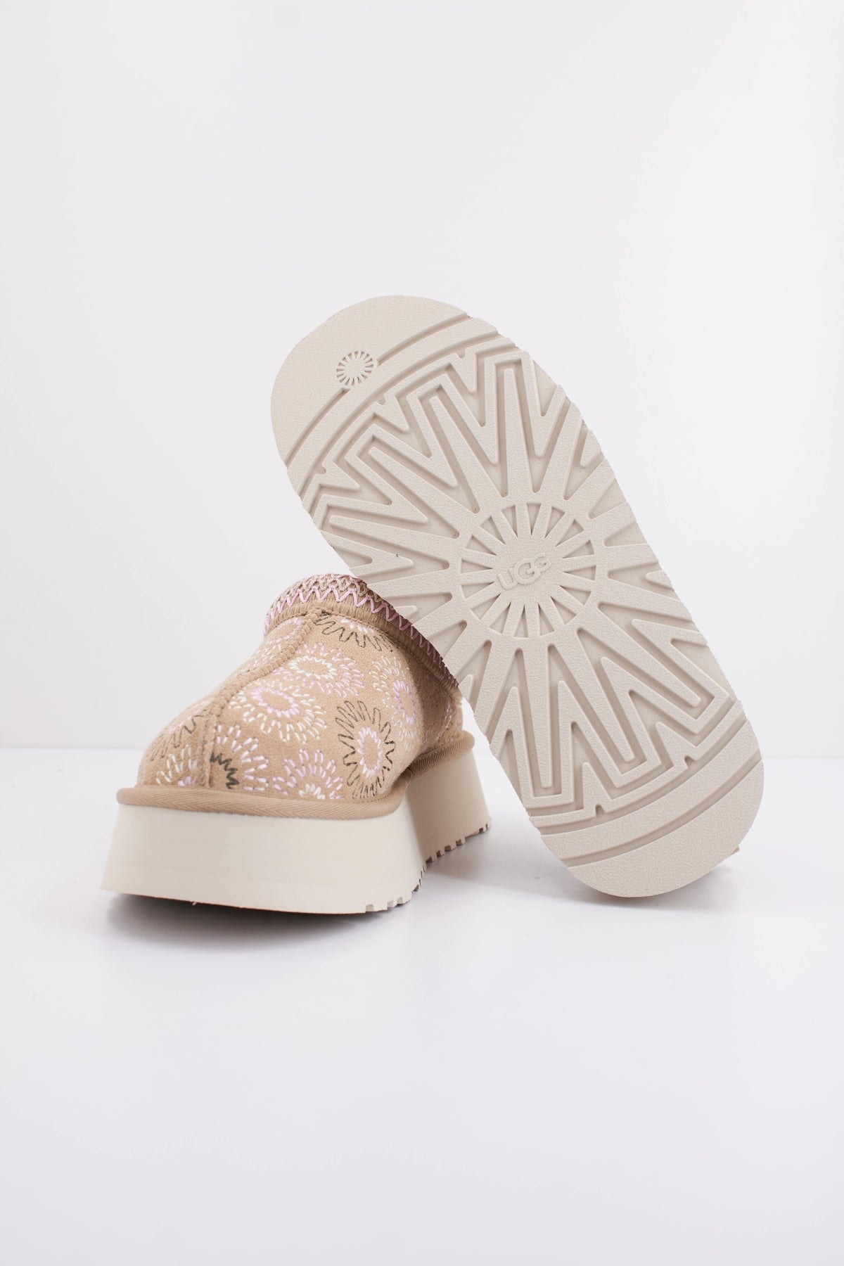 UGG W TAZZ SUN STITCH en color MARRON CLARO  (5)