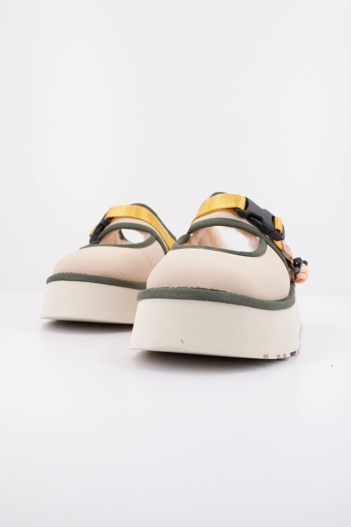 UGG U en color BEIS  (2)