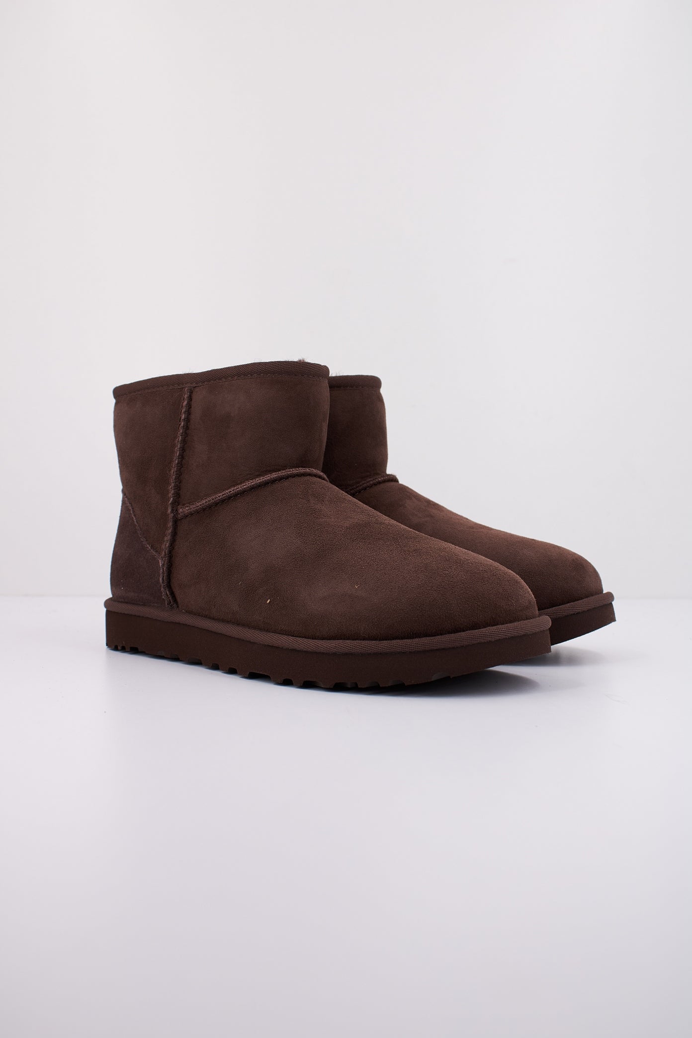 UGG UGG CLASSIC MINI en color MARRON  (2)