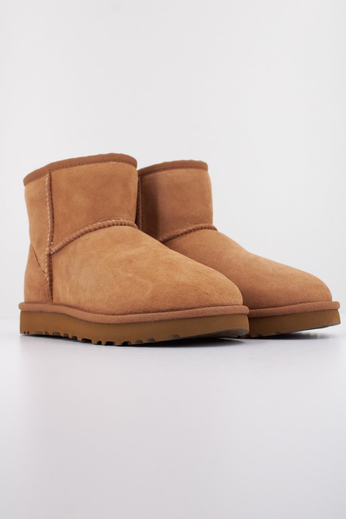 UGG UGG CLASSIC MINI en color MARRON  (2)