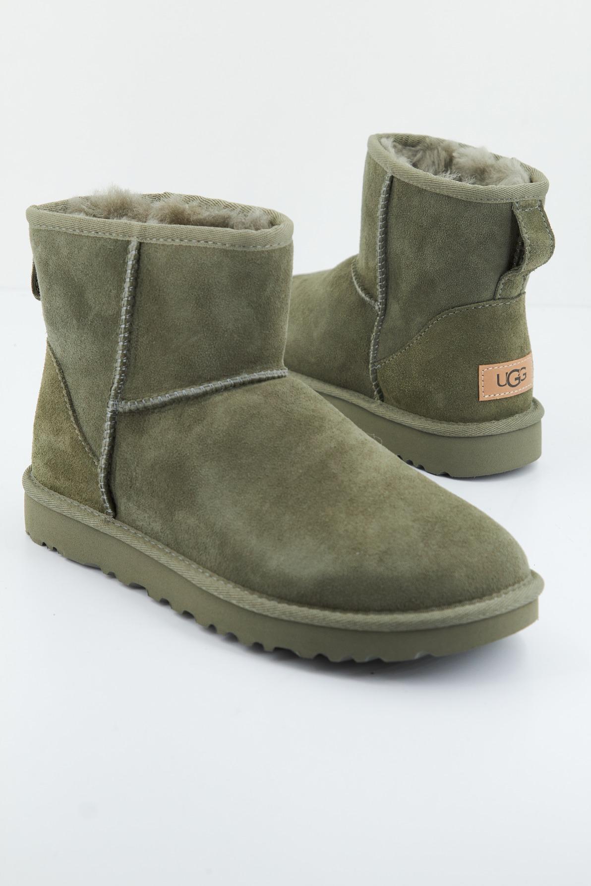 UGG W CLASSIC MINI II en color VERDE  (1)