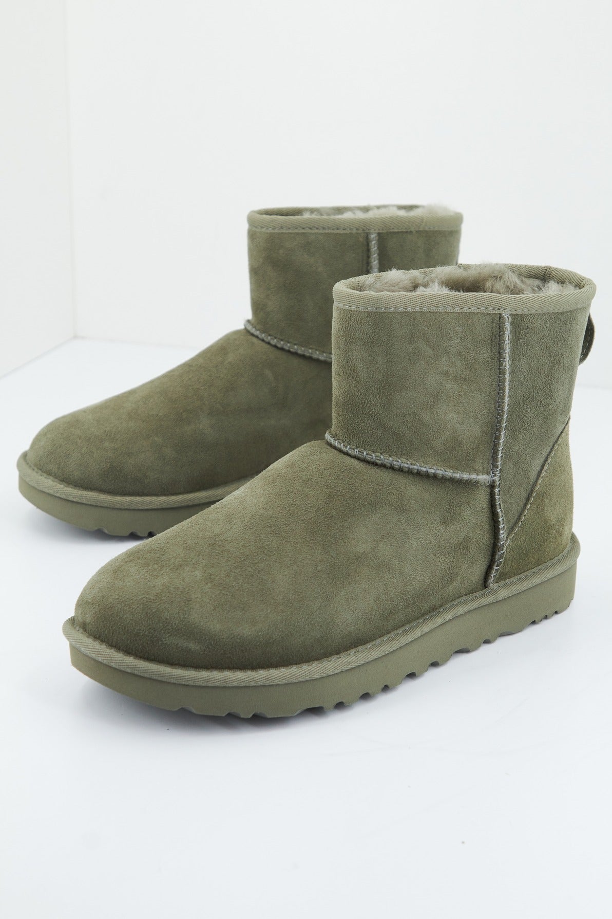 UGG CLASSIC MINI II en color VERDE  (2)