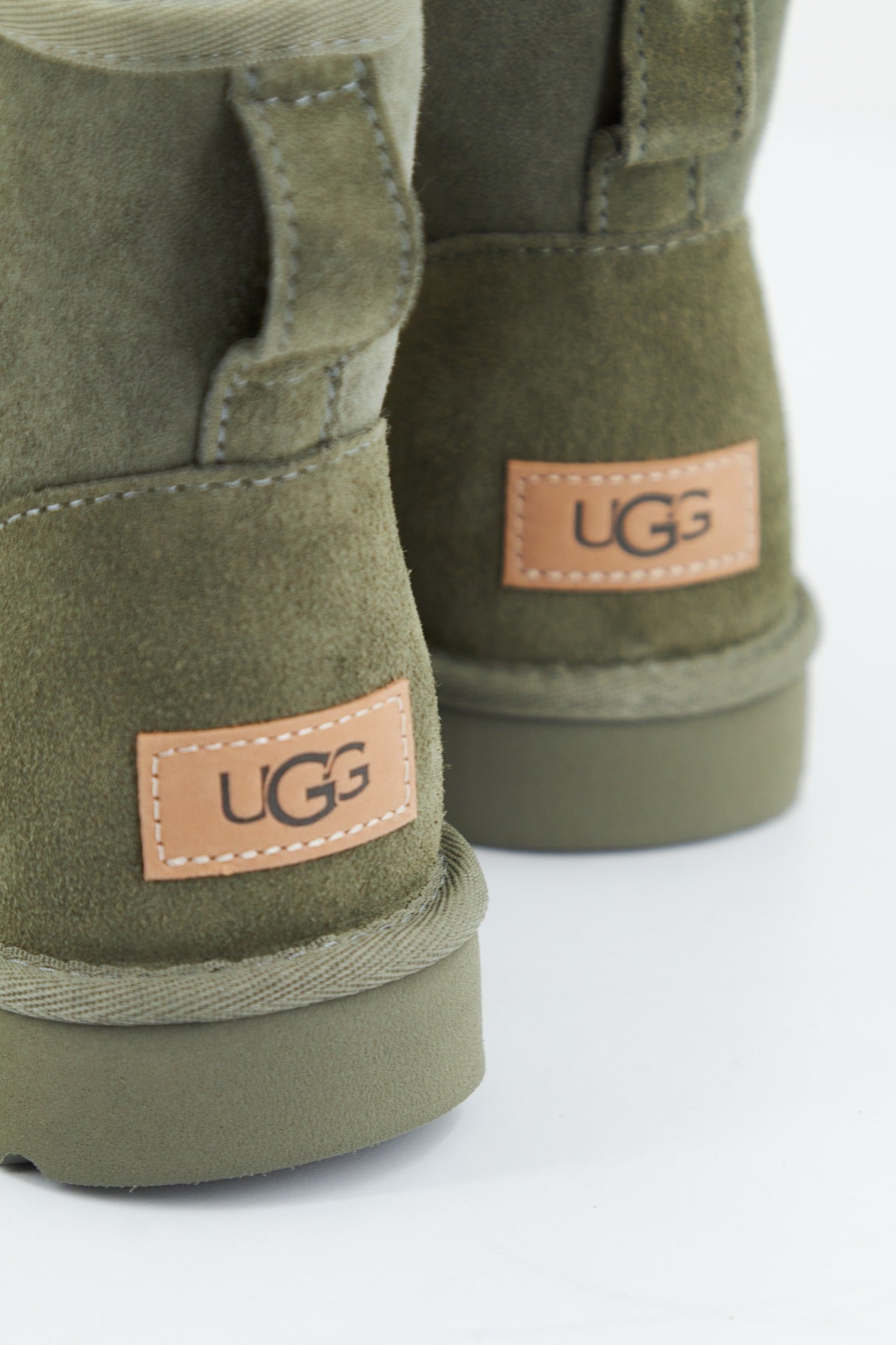 UGG CLASSIC MINI II en color VERDE  (4)