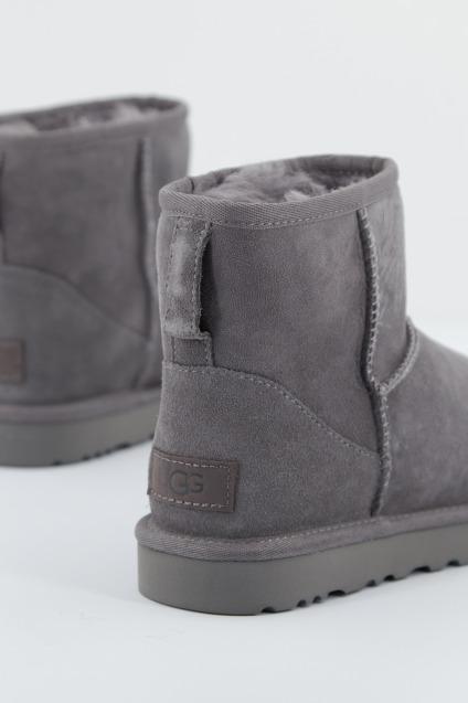 UGG W CLASSIC MINI II en color GRIS  (3)
