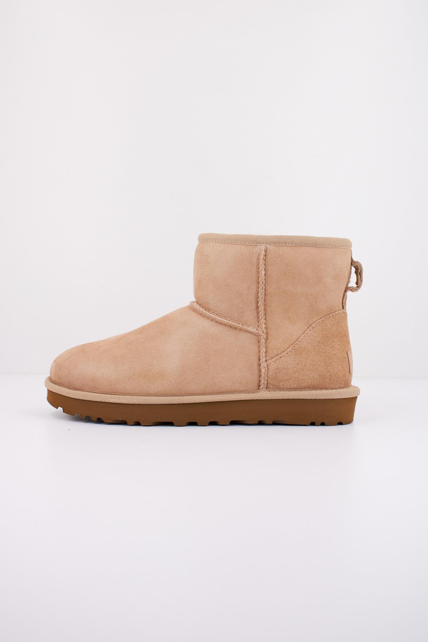 UGG W CLASSIC MINI II en color BEIS  (1)