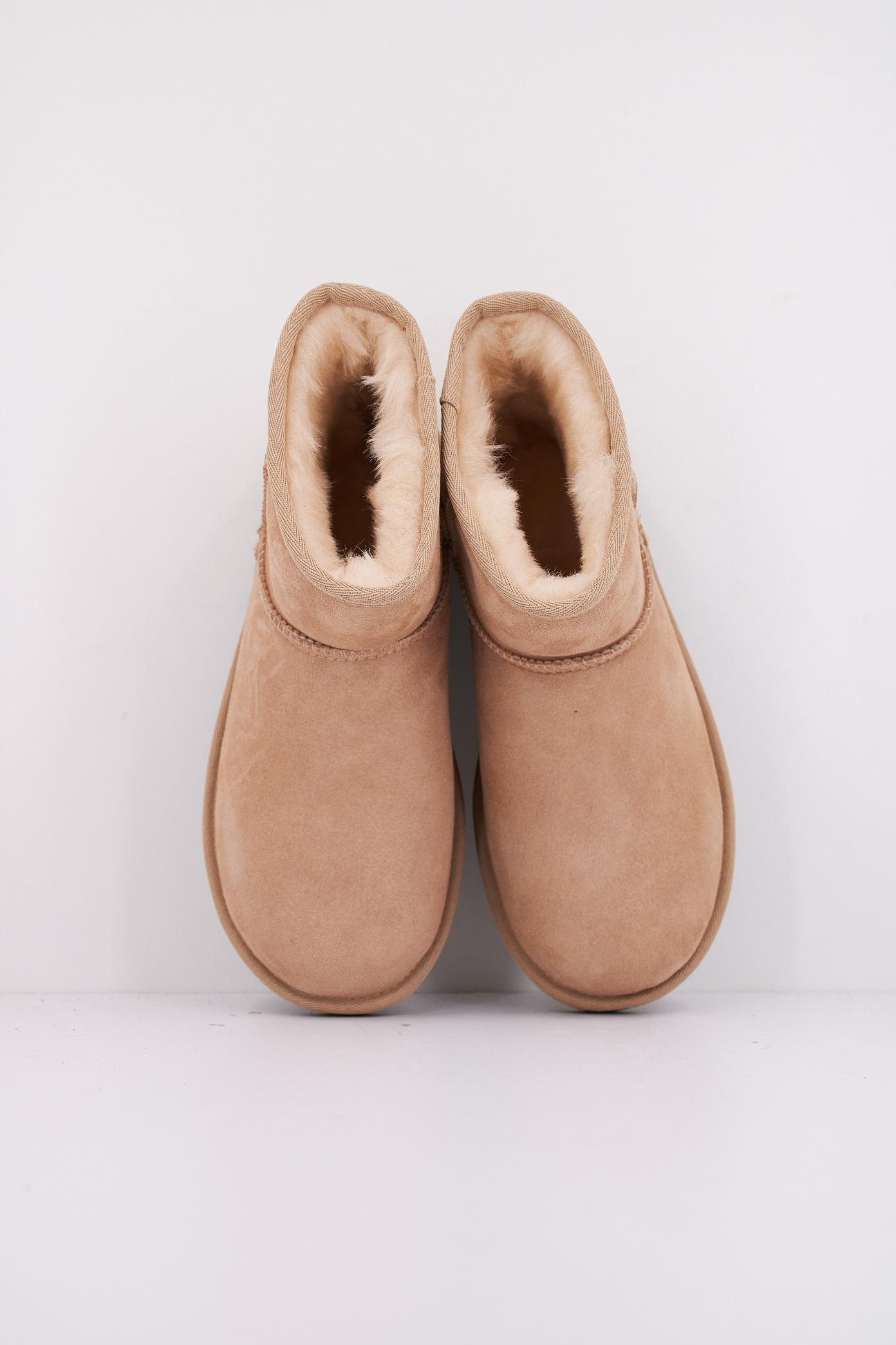 UGG W CLASSIC MINI II en color BEIS  (3)