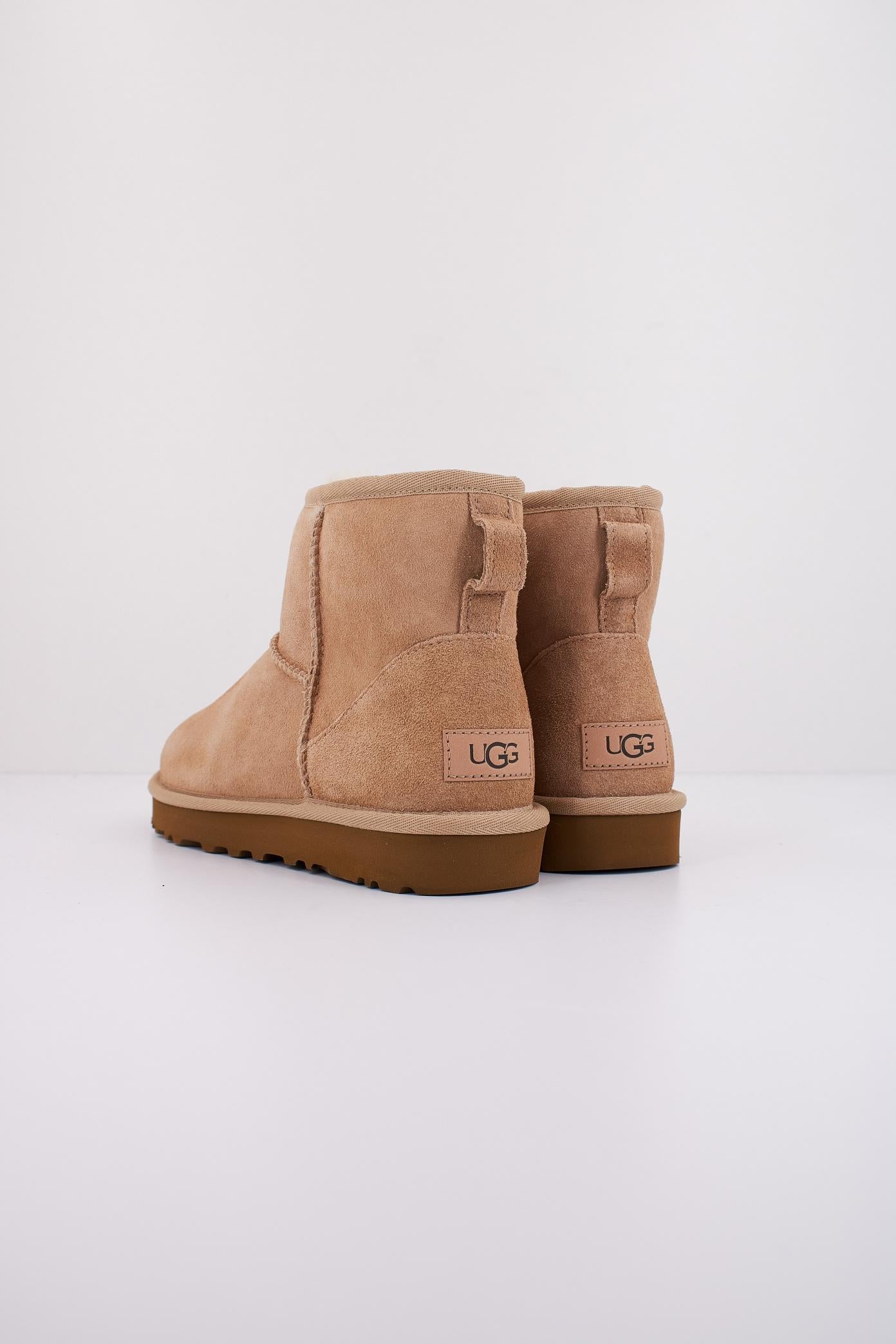 UGG W CLASSIC MINI II en color BEIS  (4)