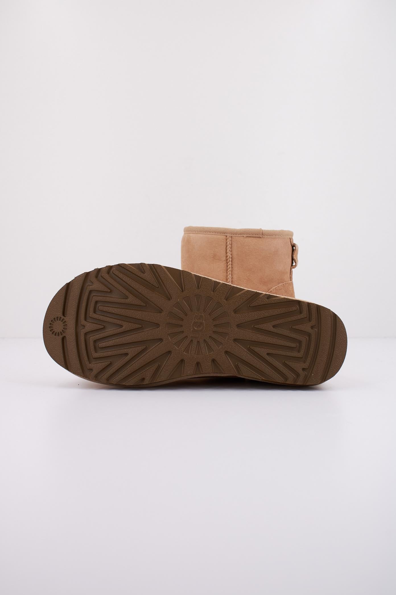 UGG W CLASSIC MINI II en color BEIS  (5)