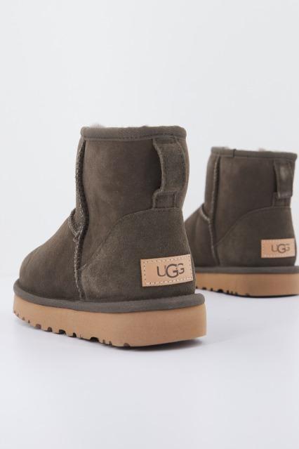 UGG W CLASSIC MINI II en color GRIS  (3)