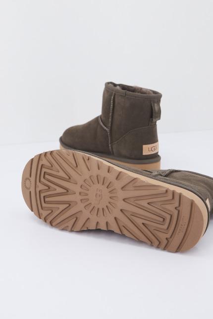 UGG W CLASSIC MINI II en color GRIS  (4)
