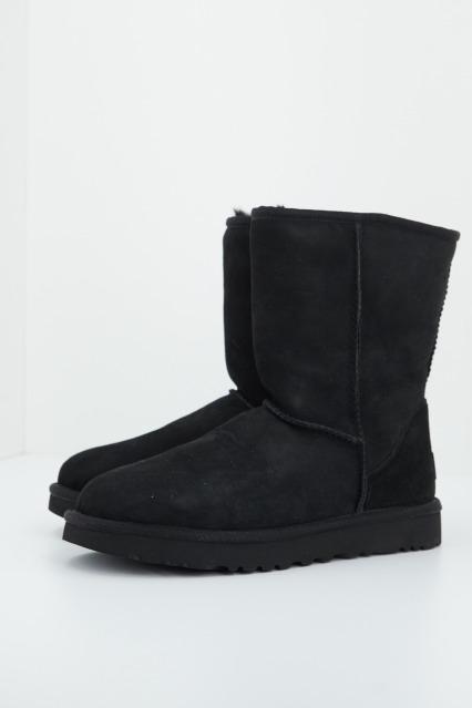 UGG W CLASSIC SHORT II en color NEGRO  (1)