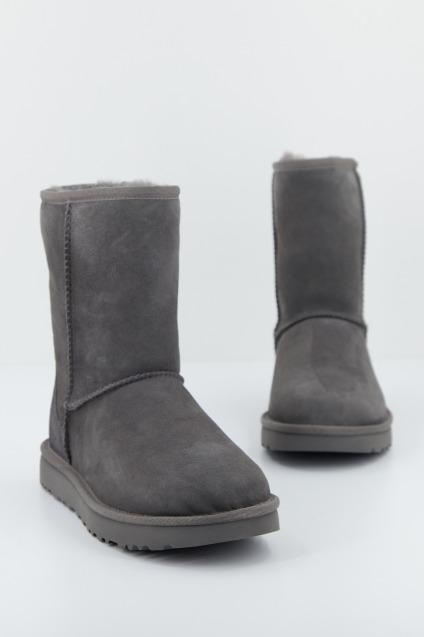 UGG W CLASSIC SHORT II en color GRIS  (2)