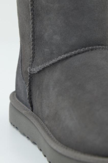UGG W CLASSIC SHORT II en color GRIS  (3)