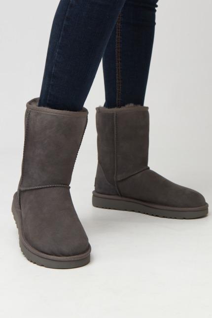 UGG W CLASSIC SHORT II en color GRIS  (5)