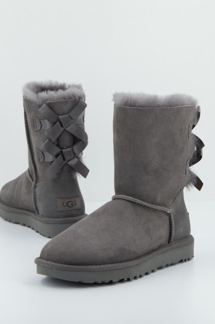 UGG UGG BAILEY BOW en color GRIS  (1)