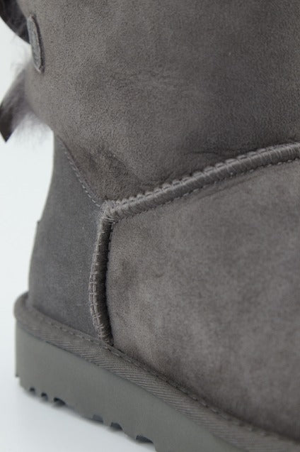 UGG UGG BAILEY BOW en color GRIS  (2)