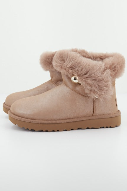 UGG UGG FLUFF PIN en color MARRON  (1)