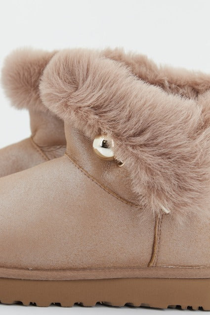 UGG UGG FLUFF PIN en color MARRON  (2)