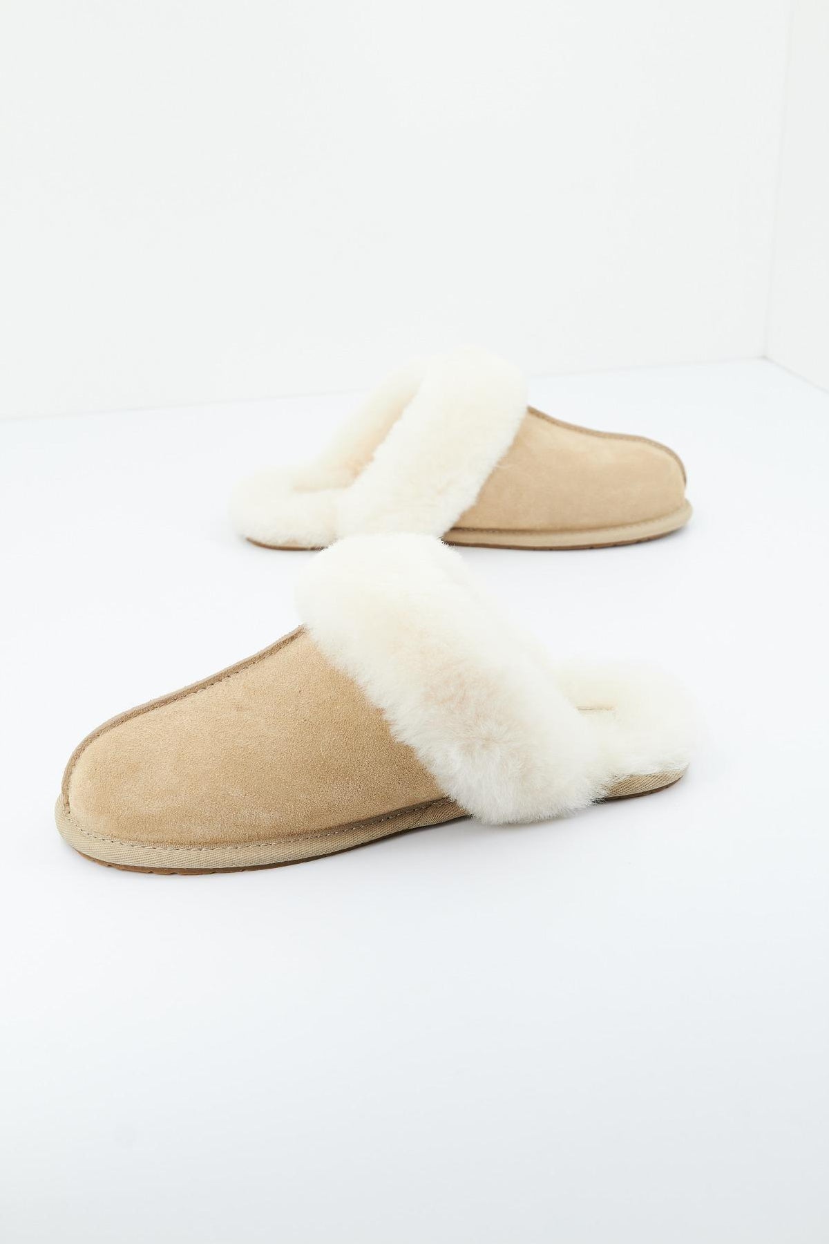 UGG SCUFFETTE en color MARRON CLARO  (2)