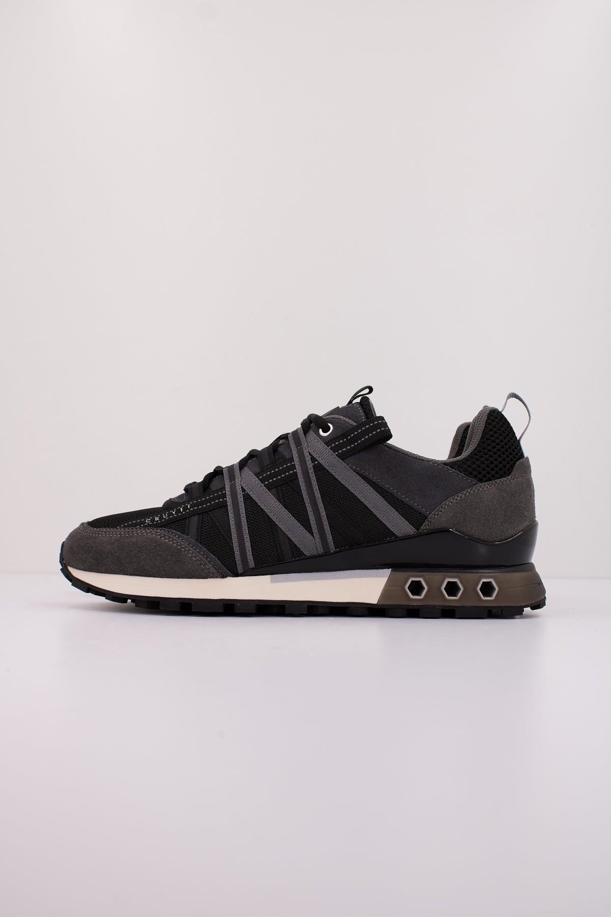 CRUYFF FEARIA HEX TECH en color NEGRO  (1)